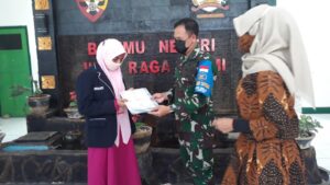 Dandim 1607/Sumbawa Berikan Penghargaan Kepada Anak Anggota Berprestasi