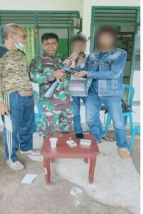 Seorang Warga Serahkan Satu Pucuk Senpi Rakitan ke Koramil 1608-03/Sape