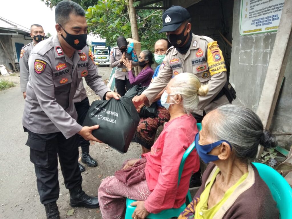 Polsek Lingsar Berikan Sembako untuk Warga Terdampak Covid-19