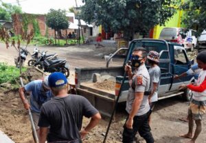 Langkah Antisipasi Banjir Polsubsektor Lakey Bersihkan Parit