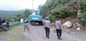 Polres Dompu dan Dinas PU berkolaborasi bersihkan Tumpukkan tanah longsor