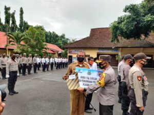 Gelar Upacara Bendera Bulanan, Polres Sumbawa Beri Penghargaan Ojek Of The Month