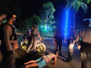 Polres Sumbawa Cipta Kondisi dan Cegah Penyebaran Covid-19 di Sejumlah Akses Publik