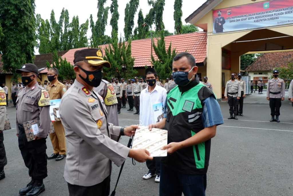 Konsisten Terapkan Prokes Saat Mengojek, Ahmadi Raih Pemenang “Ojek Of The Month” dari Polres Sumbawa