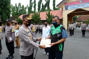 Konsisten Terapkan Prokes Saat Mengojek, Ahmadi Raih Pemenang “Ojek Of The Month” dari Polres Sumbawa