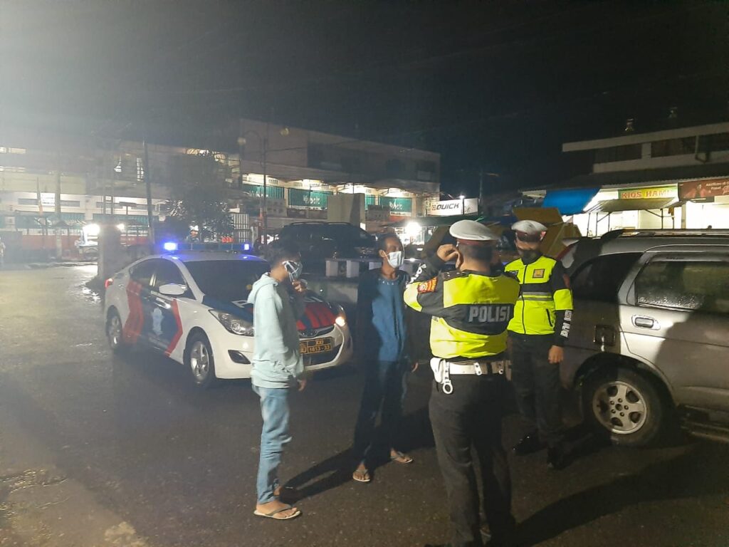 Cegah Kejahatan, Tekan Kecelakaan, Serta Pendisiplinan Prokes, Satuan Lantas Polres Sumbawa Rutin Gelar Patroli Blue Light