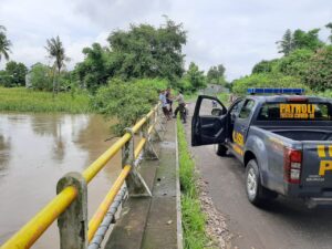 Lakukan Patroli, Polsek Moyo Hilir Rutin Periksa Lokasi Rawan Banjir Serta Aliran Sungai