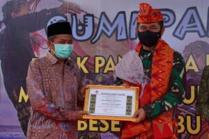 Kunjungi Lombok, Pangdam IX/Udayana Terima Gelar Arya Patinglaga Wiranegara
