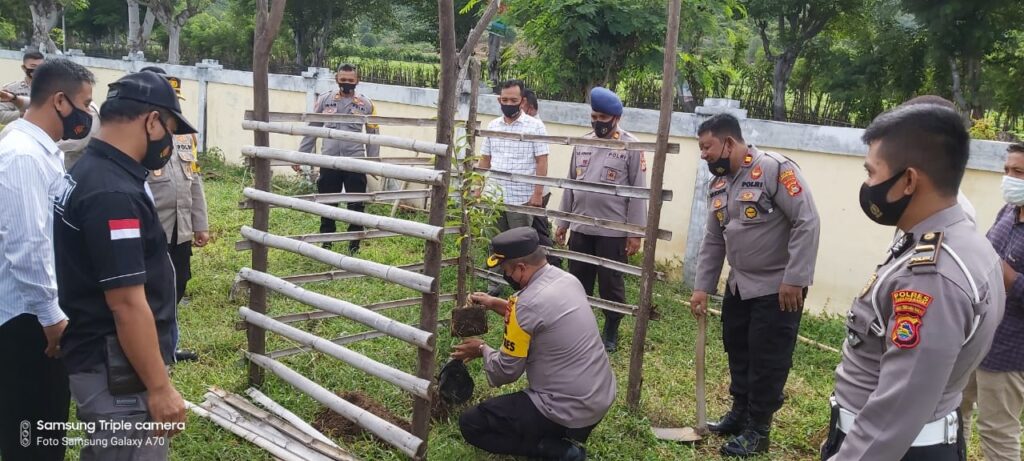 Kapolres Sumbawa Barat Tanam Pohon Untuk Penghijauan di Poto Tano