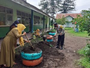 Bhabinkamtibmas Desa Suka Damai Ajak Guru SDN 14 Bersihkan Lingkungan Sekolah