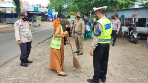 Enam Orang Terjaring Ops Yustisi Di KLU Tiga Orang Dikenakan Denda Dan Tiga Lagi Disangsi Sosial