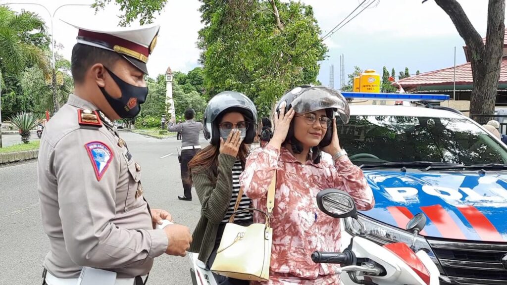 Cegah Penyebaran Covid-19, Satlantas Polres Sumbawa Ingatkan Pengendara Patuhi Prokes