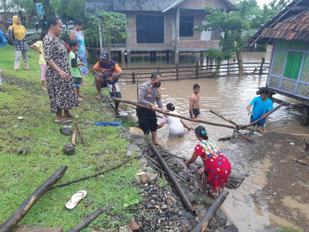 Banjir Menerjang Desa Pemasar, Polsek Plampang Bersama Pemdes Gerak Cepat Bantu Warga