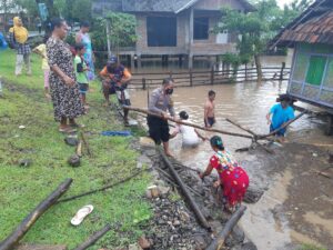 Banjir Menerjang Desa Pemasar, Polsek Plampang Bersama Pemdes Gerak Cepat Bantu Warga