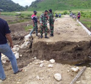 Koramil Jajaran Kodim 1628/SB Gotong Royong Bersama Komponen Masyarakat di Wilayahnya