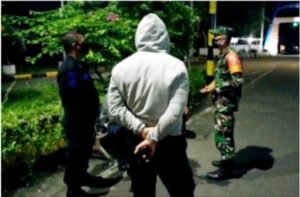 Babinsa Kodim Lotim Gelar Patroli Malam Ingatkan Bahaya Covid-19