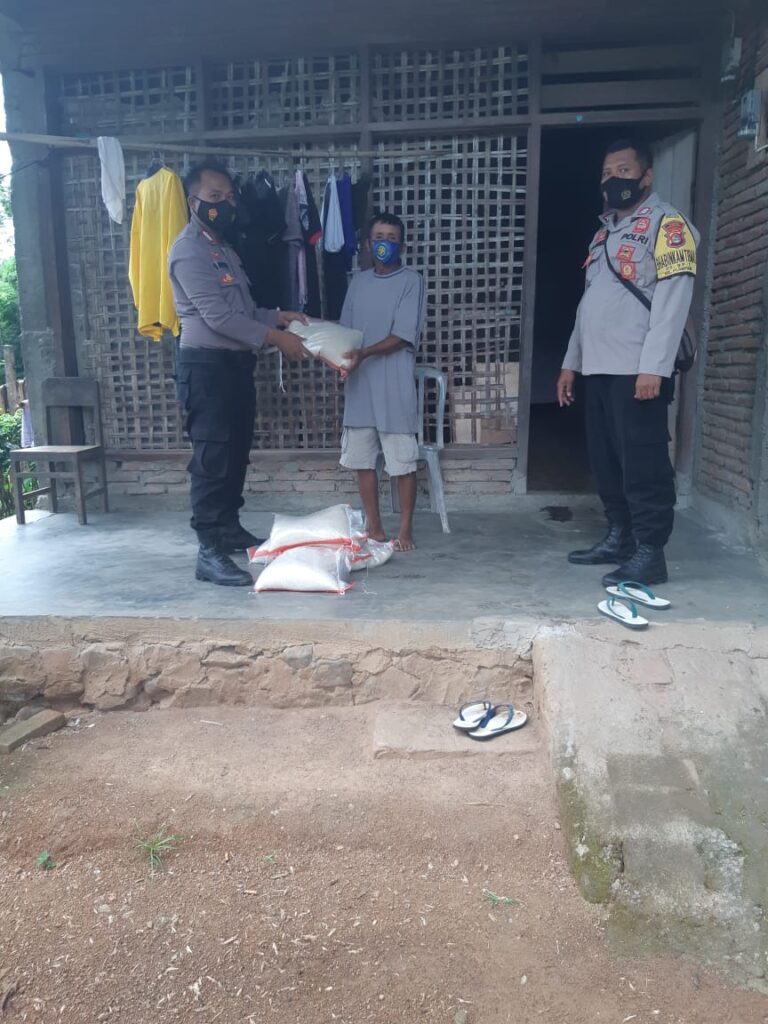 Bhabinkamtibmas Polsek Plampang Salurkan Bantuan Beras Untuk Korban Banjir