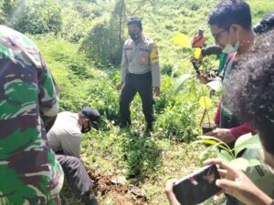 Peduli Penghijauan, Polsek Lape Bersama Alumni Fakultas Pertanian Tanam Pohon