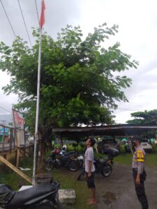 Gelar Operasi Yustisi, Polsek Plampang Beri Hukuman Hormat Bendera Kepada Pelanggar Prokes