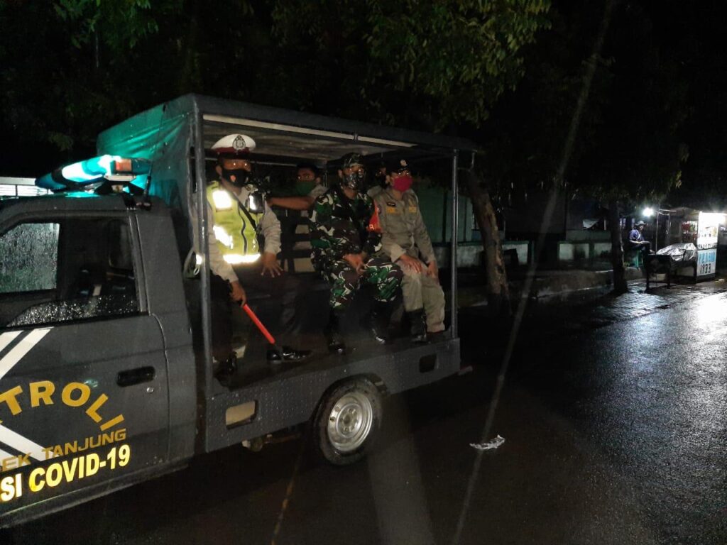Batasi jam aktifitas malam, Polsek Tanjung bersama koramil dan Sat Pol PP sisir lokassi Tongkrongan malam