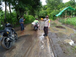 Pastikan Kenyamanan pengendara, Bhabinkamtibmas Desa Riwo, Inisiasi Pembersihan Jalan