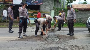 Luarbiasa, Polsek Woja perbaiki Jalan berlubang Antisipasi Kecelakaan