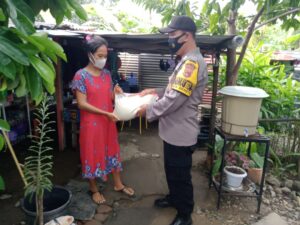 Bhabinkamtibmas Benete Salurkan Bantuan Sosial Beras Untuk Warga Miskin