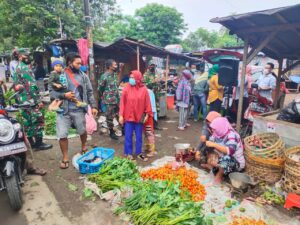 Babinsa Koramil Sumbawa Himbau Pengunjung Pasar Patuhi Prokes