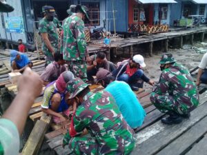 Kodim 1628/SB Bersama Masyarakat Gotong Royong Perbaiki Jalan Rumah Apung Dan Imbau Sop Protokol Covid -19