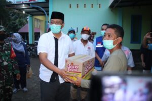 Gubernur NTB Serahkan Bantuan Kepada Korban Banjir Kuta dan Sekotong