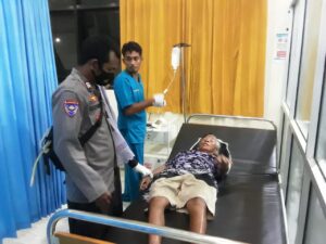 Lerai anaknya yang berkelahi, Maemunah (72) kebagian sikutan hingga pingsan