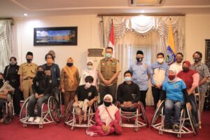 Wujudkan NTB Ramah Difabel, Gubernur NTB Beri Kursi Roda Atlet Lomba Basket