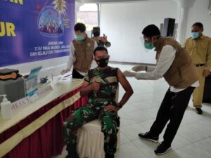 Dandim 1615/Lombok Timur Ikut Vaksinasi Perdana