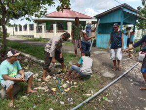 Penuhi kebutuhan air warga, Bhabinkamtibmas Kandai dua inisiasi perbaikan pipa