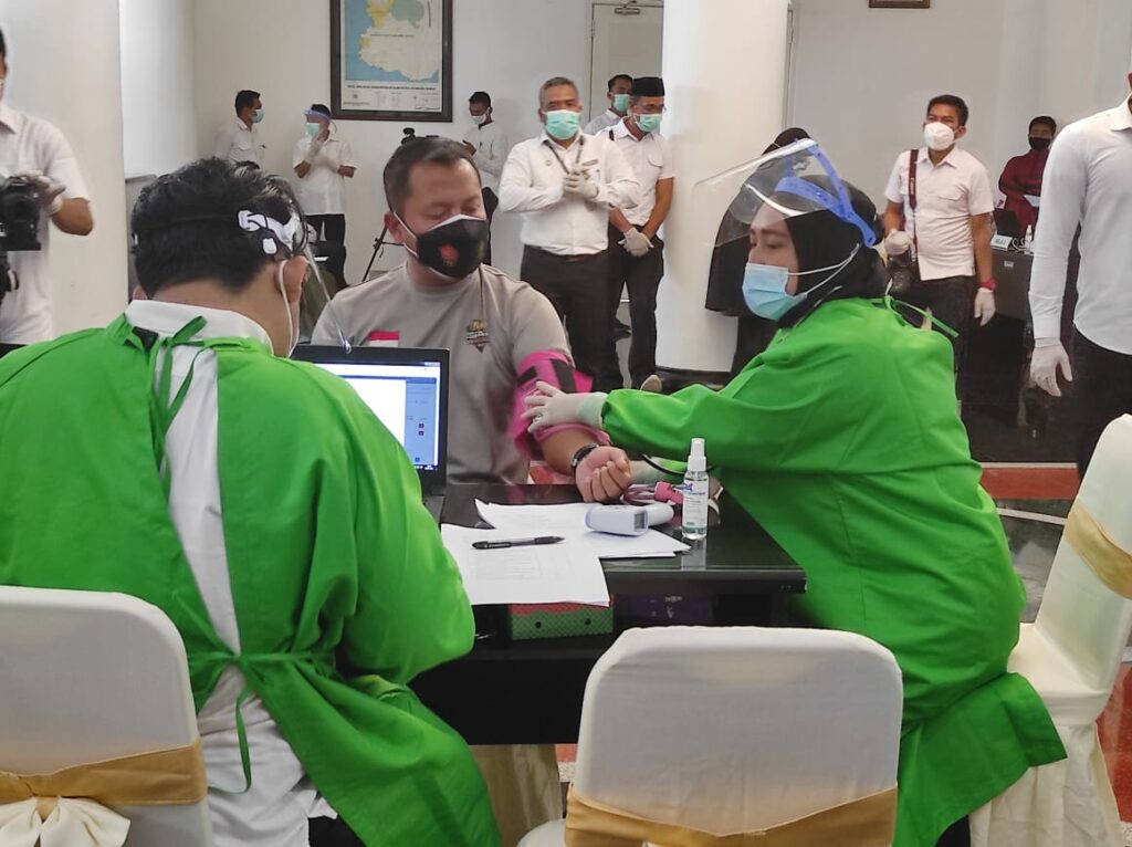 Ikut Vaksinasi Coronavak Perdana, Kapolres Sumbawa Barat Yakinkan Masyarakat Keamanan Vaksin