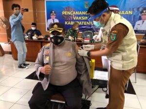 Suntik Vaksin Sinovak Perdana di KLU, Waka Polres Imbau masyarakat tidak perlu khawatir