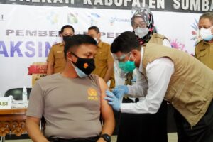 Usai Divaksin, Kapolres Sumbawa Ajak Warga Jangan Takut Dan Ragu