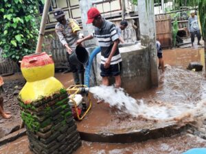 Banjir Dikecamatan Tarano, Personel Polsek Empang Bantu Warga Bersihkan Sisa Banjir