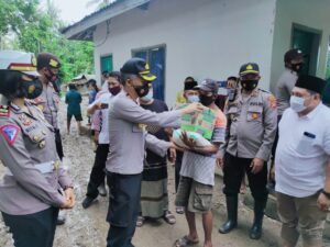 Sinergitas Polres Lombok Barat dan Tokoh Agama, Membantu Masyarakat Terdampak Banjir di Sekotong