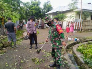 Selain Gotong Royong, Babinsa Kodim 1628/Sumbawa Barat Memberikan Edukasi Protokol Covid-19