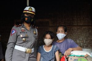 Iptu Rita Dengarkan Curhatan Hati Nenek 75 Tahun Korban Banjir di Lombok Barat