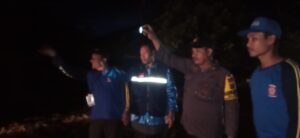 Polsek Manggelewa Turun Ke Lokasi Banjir Bandang Desa Kwangko