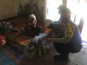 Bhabinkamtibmas Pekat Sisihkan Gaji santuni Nenek Lansia Ini