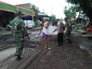 Swadaya, Bhabinkamtibmas Desa Doromelo Bersama Koramil Manggelewa perbaiki jalan rusak