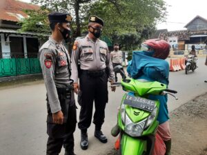 Tak Kenal Jenuh, Personel Polres Sumbawa Masuk Pasar Ajak Masyarakat Pakai Masker