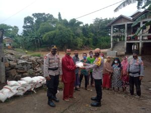 Peduli Korban Banjir, Polres Sumbawa Beri Bantuan 25 Sak Beras Kepada Warga