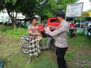 Sat Binmas Polres Lotara Edukasi Masyarakat Hidup Sehat Melalui Penerapan Protokol Kesehatan