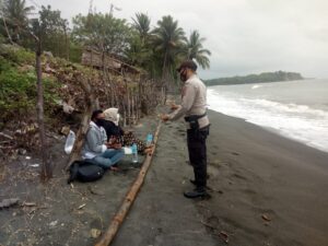 Antisipasi Bencana Gelombang Tinggi, Polisi Patroli Disepanjang Pantai di KLU