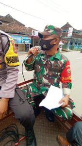 Babinsa Kelurahan Arab Kenangan Konsisten Keliling Himbau Masyarakat Taati Prokes
