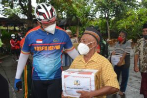 Danrem 162/WB Manfaatkan Bersepeda Santai Untuk Berbagi dan Sosialisasi Prokes Covid-19